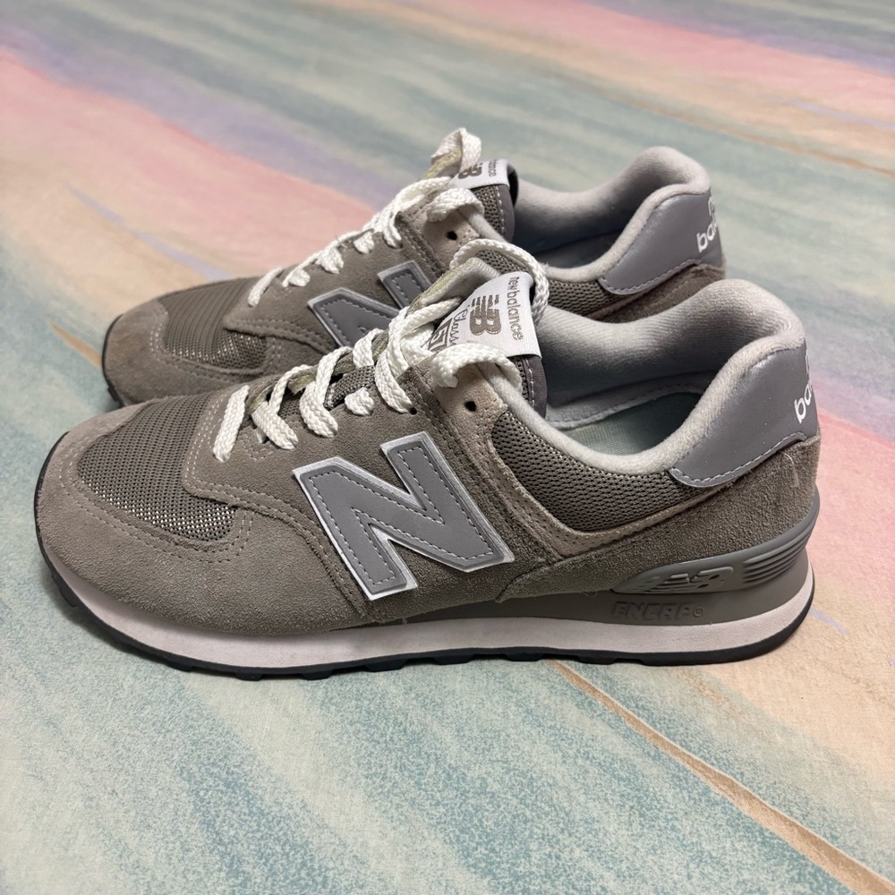 New Balance 574 Shoes women’s size 8 Grey White Classic Suede Gray